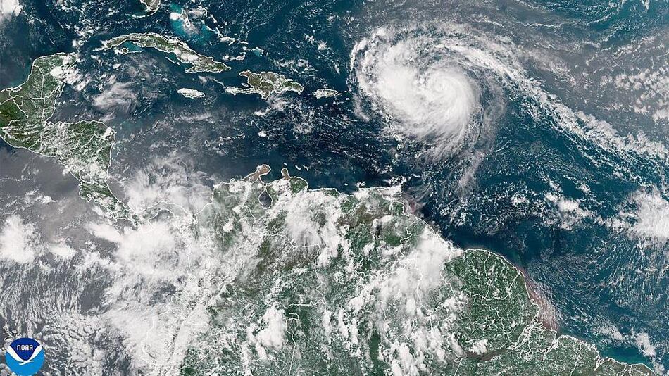 La tormenta Erin se intensifica rápidamente en el Atlántico y se convierte en huracán de categoría 5