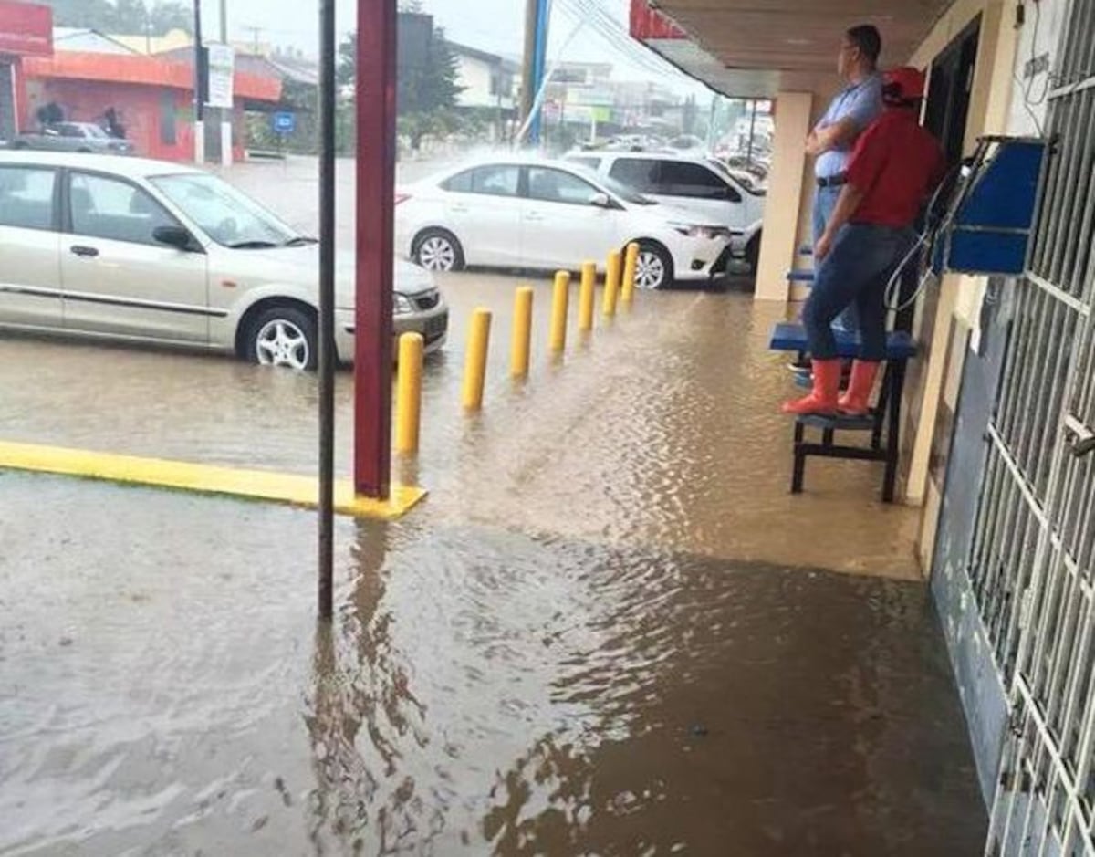 Lluvias dejan sectores de Santiago inundados y sin energía eléctrica