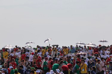El papa se despide de Lisboa con una fiesta con los voluntarios: ‘Sean surfistas del amor’