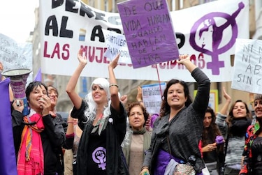 Miles de mujeres celebran retiro de la ley del aborto en España