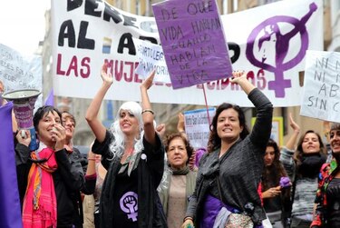 Miles de mujeres celebran retiro de la ley del aborto en España