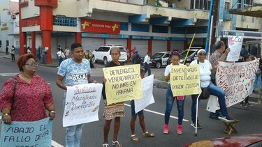 Víctimas y sobrevivientes del envenenamiento masivo protestan contra fallo