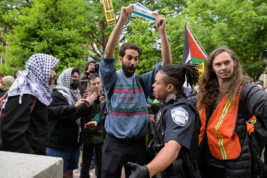 Más de 200 detenidos durante el desmantelamiento del campamento en la Universidad de California
