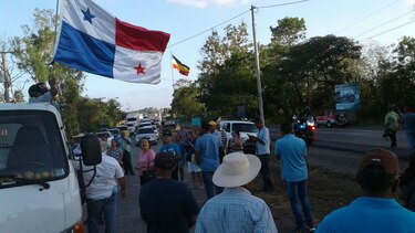 Residentes de La Villa, en Los Santos,  cierran vía; piden un alto a la contaminación