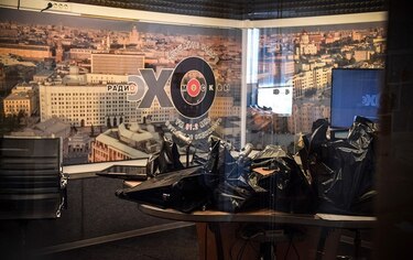Medios locales e internacionales suspenden operaciones por ley que castiga al periodismo con prisión