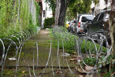 Municipio de Panamá investiga la instalación de serpentina en acera pública de Calidonia