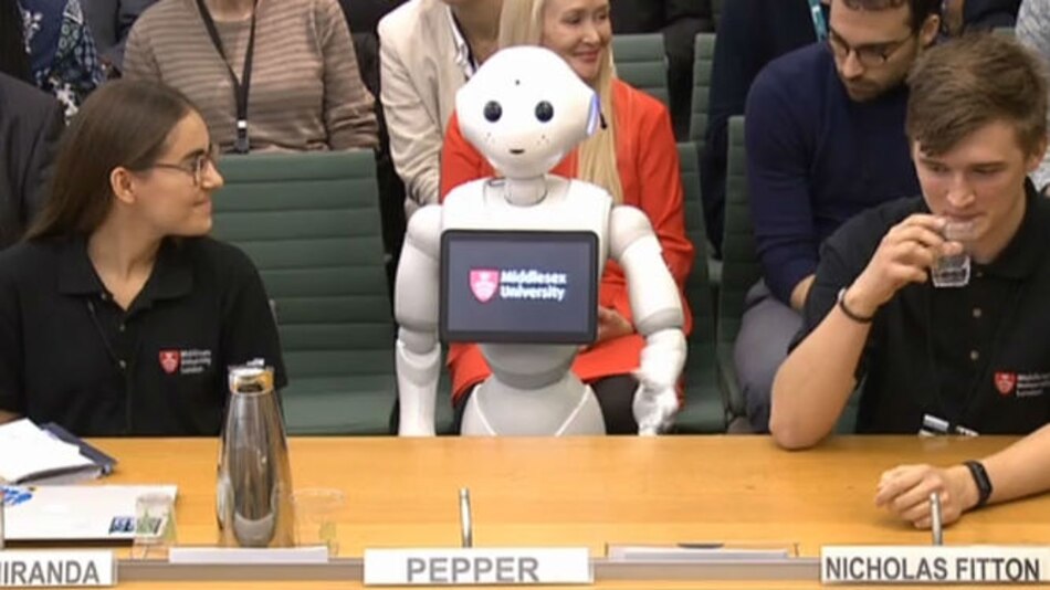 Un robot habla de inteligencia artificial ante los diputados británicos