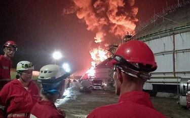 Bomberos contienen las llamas del primer depósito en el incendio del puerto de superpetroleros de Matanzas