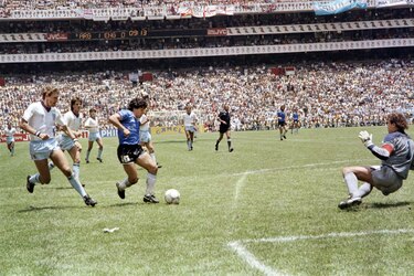 Subastarán camiseta que usó Diego Maradona contra Inglaterra en el Mundial de 1986