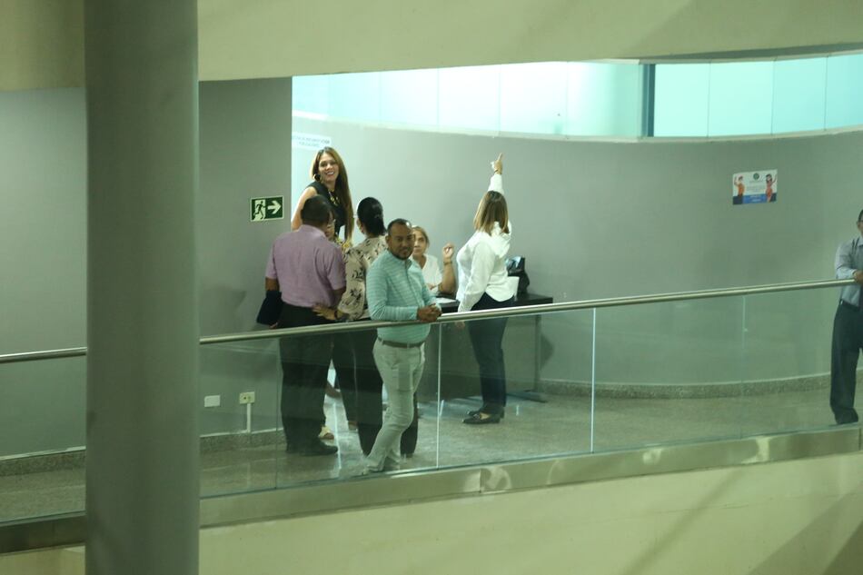 Cheques, filas y protesta: así se pagan ahora las quincenas en la Asamblea Nacional para detectar ‘botellas’