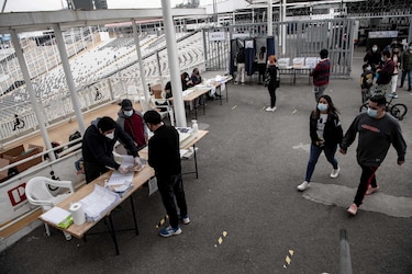 Chile concluye una histórica elección para buscar más equidad con una nueva ‘Constitución’