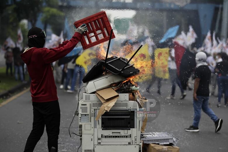 Dornheim culpa a estudiantes de la Universidad de Panamá de la destrucción de la patrulla de la Policía Nacional 
