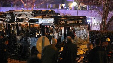 Video: 34 muertos y 125 heridos en un atentado con coche bomba en Turquía