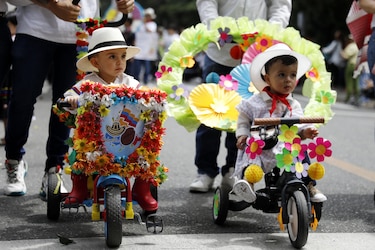 Desfilan 2,700 niños ‘silleteritos’ en Medellín para mantener vivas las tradiciones
