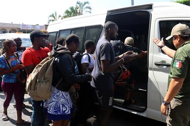 Migrantes se entregan para regularizarse en México ante más operativos