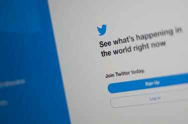 Twitter cierra miles de cuentas de noticias falsas en todo el mundo