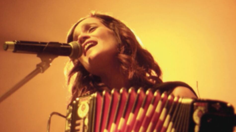 El tango en la voz de Julieta Venegas y Fabiana Cantilo