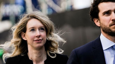 Por qué Elizabeth Holmes sigue siendo la estafadora más fascinante de EE.UU.