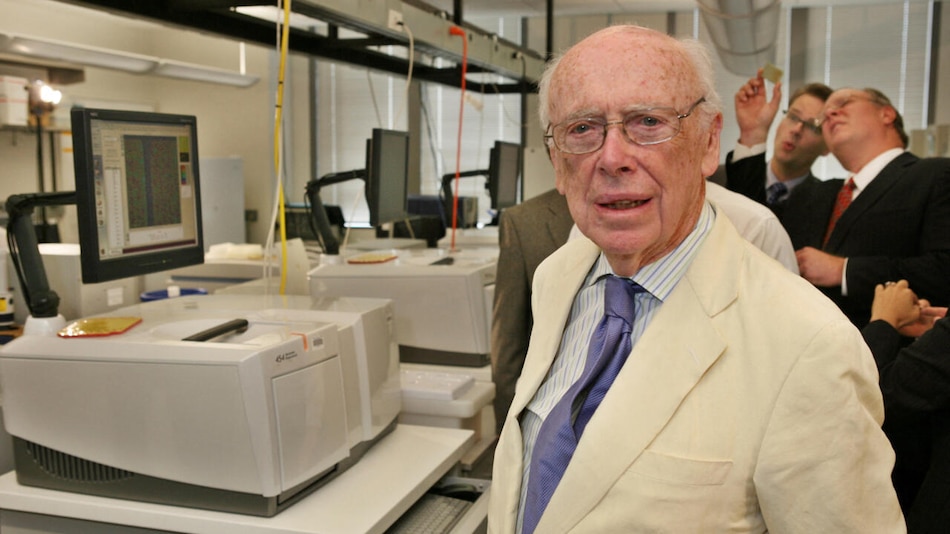 Muere James Watson, científico que ayudó a descubrir la estructura del ADN, a los 97 años