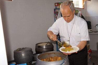 La simbólica historia detrás de la foto viral de León XIV sirviendo comida peruana