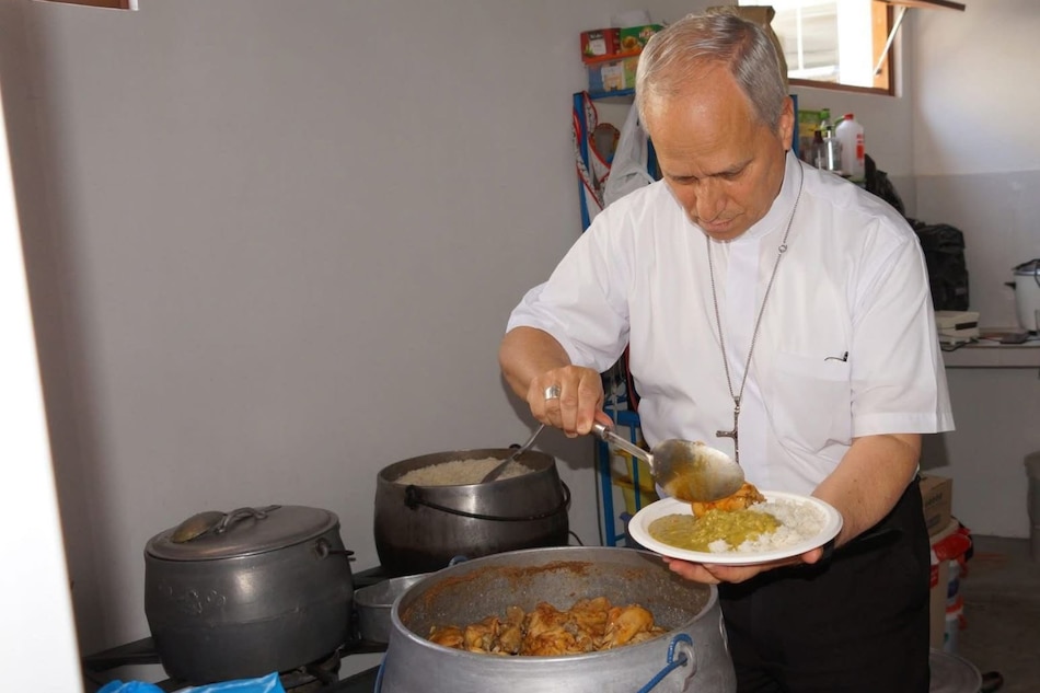 La simbólica historia detrás de la foto viral de León XIV sirviendo comida peruana