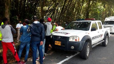 Colombia detiene a más de 50 migrantes que buscaban llegar a Panamá