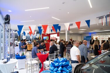 Dollar Car Rental y Automarket Seminuevos reinaugura sucursal de Vía Israel