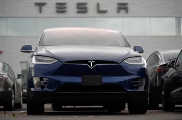 Análisis hace que Tesla supere capitalización de mercado de Walmart y Johnson & Johnson
