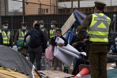 Masivo desalojo policial de inmigrantes en una plaza del norte de Chile