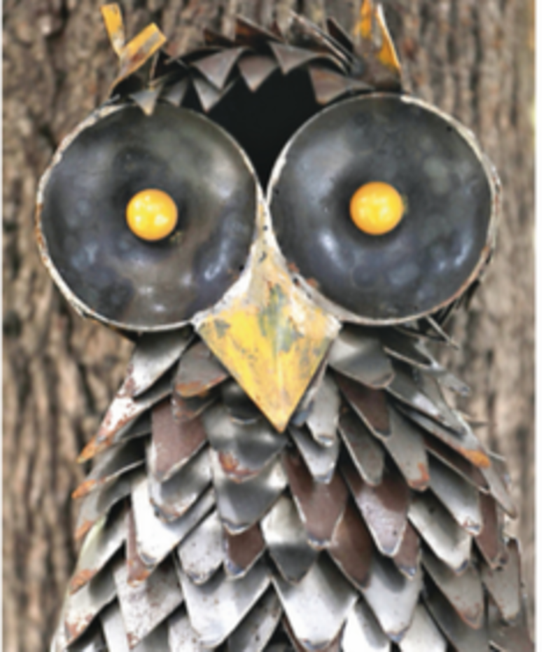 El arte da nueva vida a restos de misiles y metralla