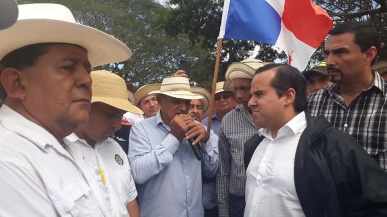 Carles llega a Divisa; productores cierran la vía