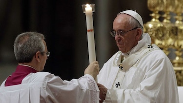 Papa preside Vigilia Pascual en medio del temor por ataques