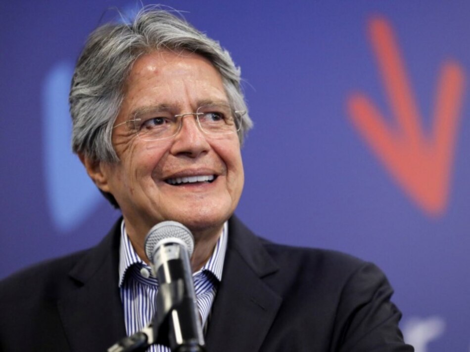 Presidente de Ecuador viaja a Estados Unidos para someterse a operación de la médula espinal