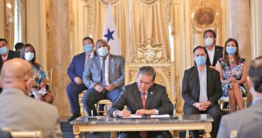 Ejecutivo logra acuerdo con la banca; moratoria será hasta diciembre 