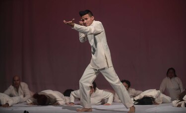 Exguerrilleros, paramilitares, civiles y militares se unen para obra de teatro en Bogotá