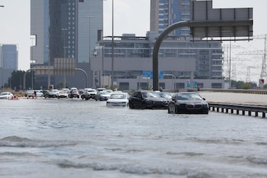 Aeropuerto de Dubái sufre ‘importantes perturbaciones’ por las fuertes lluvias en Emiratos