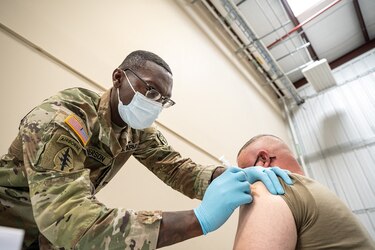 Ejército de Estados Unidos dará de baja a soldados que se nieguen a vacunarse contra la Covid-19