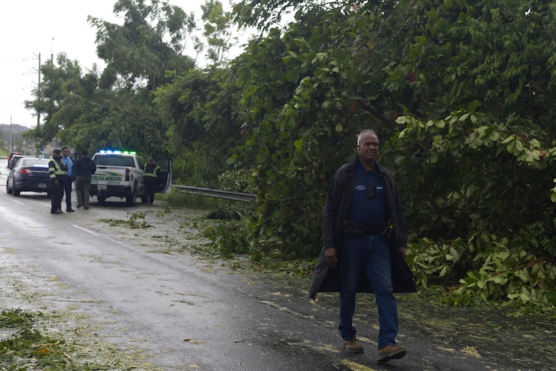 Cientos de personas refugiadas y carreteras bloqueadas en Puerto Rico por el huracán Ernesto