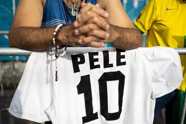 Aficionados y autoridades dan su último adiós a Pelé en Brasil