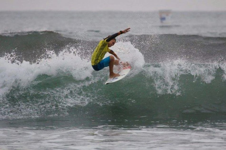 Panameños siguen en la pelea en el Mundial de Surf