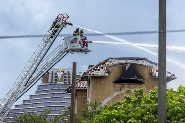 Acusan de intento de asesinato al sospechoso del tiroteo e incendio en edificio de Miami