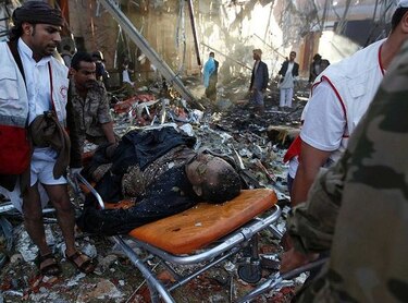 Ataque aéreo deja al menos 140 muertos en Yemen