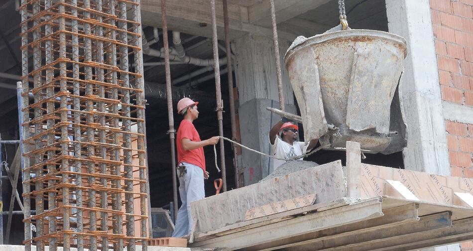 La reapertura de la construcción será ‘parcial’, con pruebas a la mitad del personal y sin horas extraordinarias; no se necesita salvoconducto