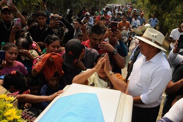 Guatemala: cuerpo de influencer indígena asesinado llega a su aldea para un último adiós