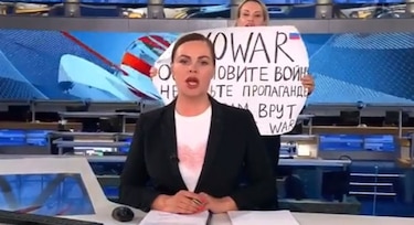 Detenida la periodista rusa que mostró una pancarta contra la guerra en televisión 