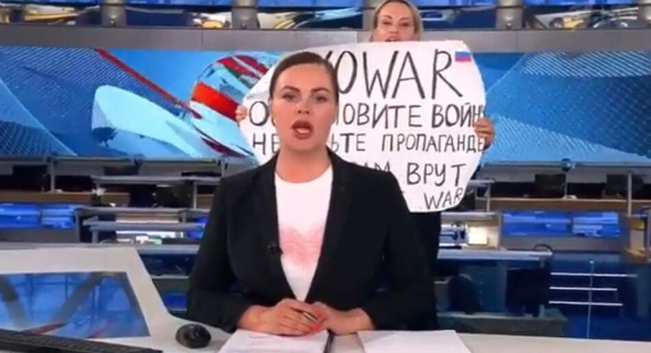 Detenida la periodista rusa que mostró una pancarta contra la guerra en televisión