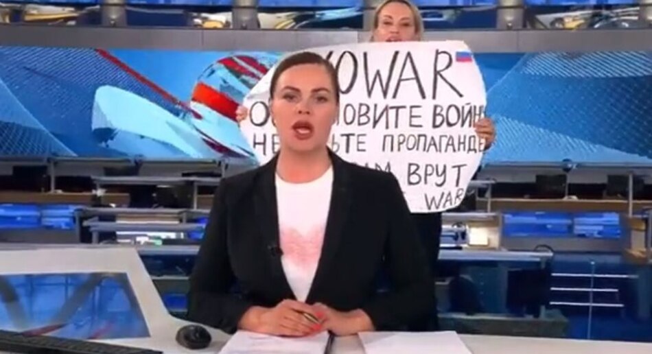 Detenida la periodista rusa que mostró una pancarta contra la guerra en televisión
