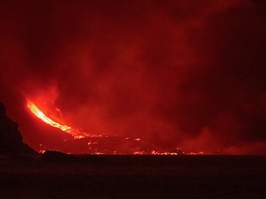 El volcán de La Palma expulsa una nueva colada de lava muy líquida sobre la isla