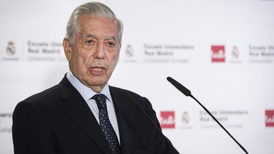 Mario Vargas Llosa anuncia separación de su esposa