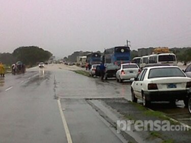 Sinaproc y PN coordina paso de vehículos en la Panamericana